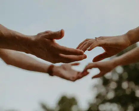 Les mains d'un couple marié qui se rapprochent