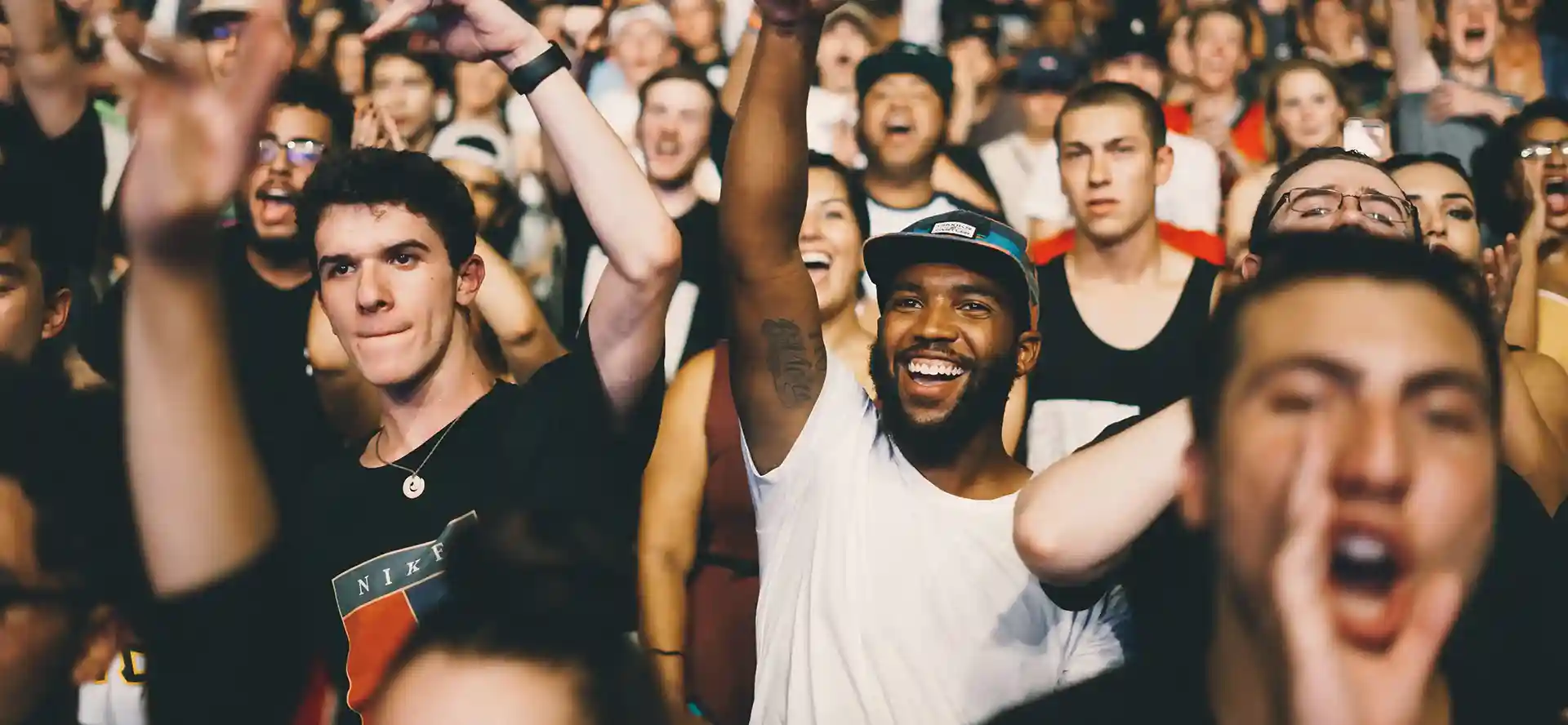 Un groupe de personne s'amusant pendant un concert